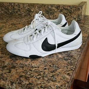 Sz 8 Nike sneakers